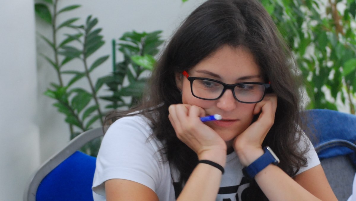 Žena si podpírá bradu oběma rukama MADIO