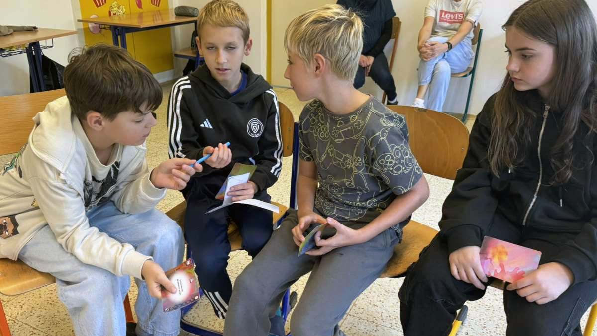 Žáci s kartami Jiskřivé momenty MADIO