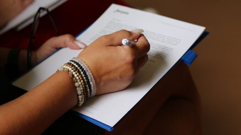 Detail ženské ruky při zapisování poznámek MADIO