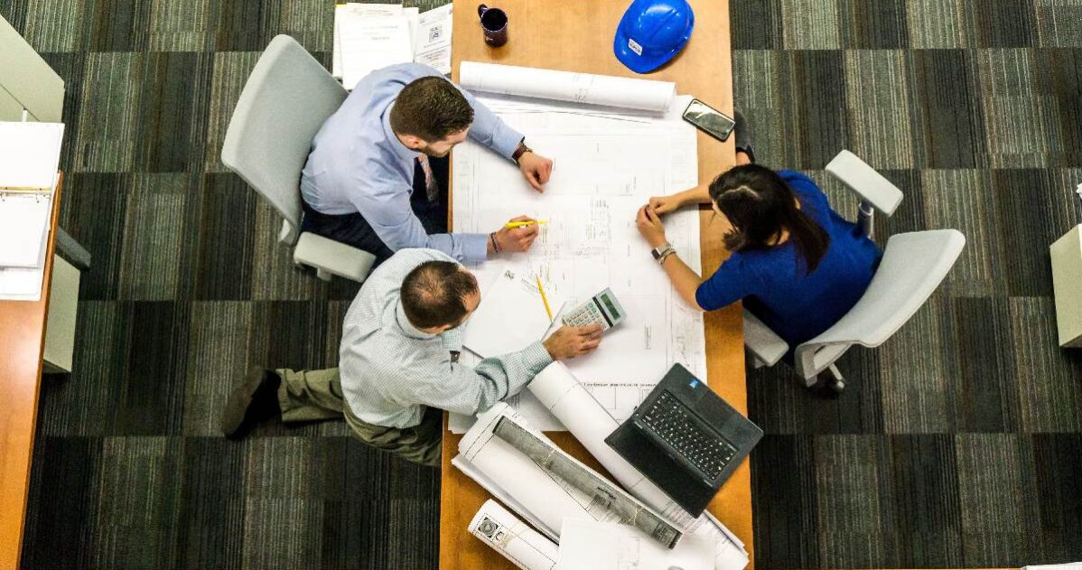 meeting-2284501-1200-cr Spolupráce u stolu, i kyž se dějí změny - MADIO