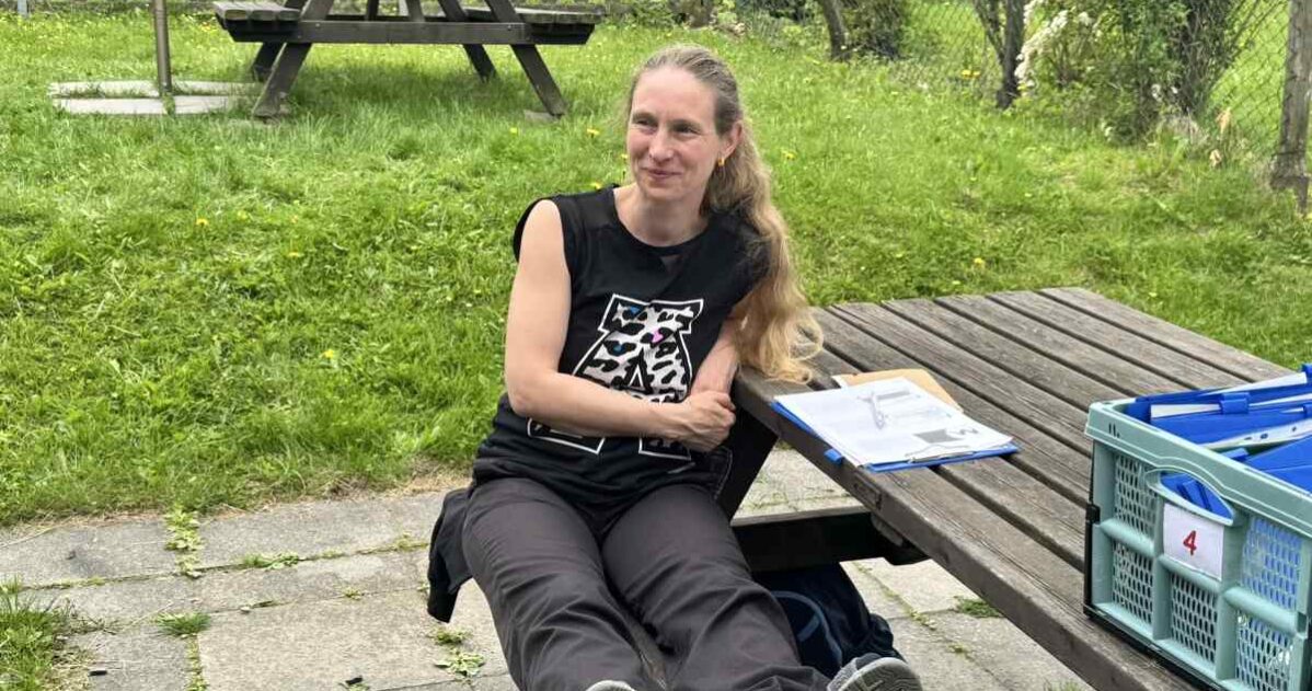 Žena s nohama nataženýma na lavičce MADIO Žena s nohama nataženýma na lavičce MADIO