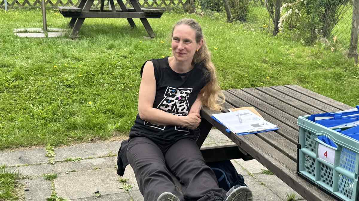 Žena s nohama nataženýma na lavičce MADIO