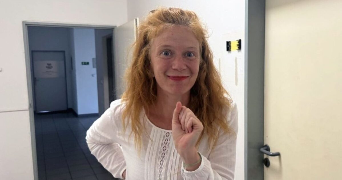 Usmívající se žena na chodbě MADIO Usmívající se žena na chodbě MADIO