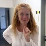 Usmívající se žena na chodbě MADIO