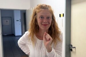 Usmívající se žena na chodbě MADIO