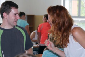 Muž a žena ve veselém rozhovoru MADIO