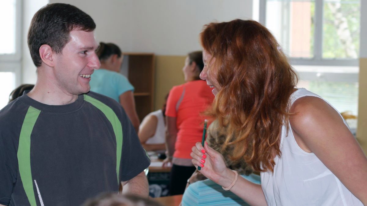 Muž a žena ve veselém rozhovoru MADIO