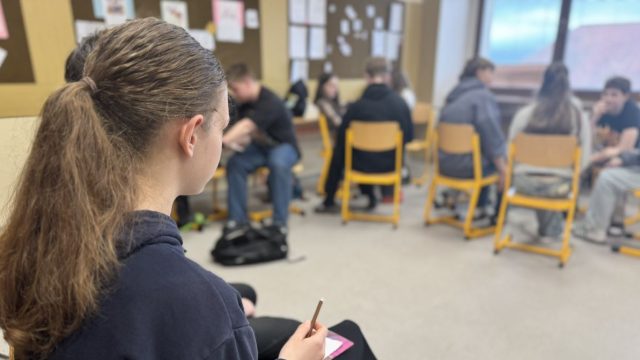 Osamocená dívka ve třídě MADIO