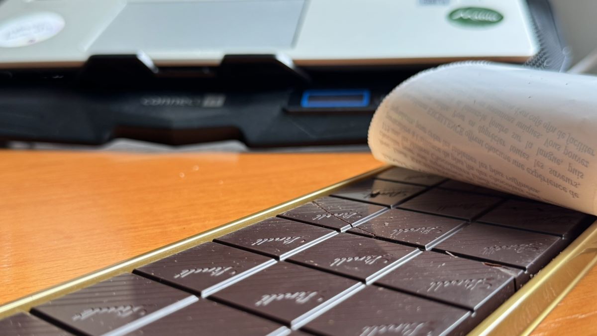 Čokoláda na pracovním stole MADIO Čokoláda na pracovním stole MADIO