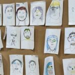 Portréty žáků na nástěnce MADIO