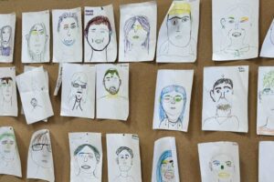 Portréty žáků na nástěnce MADIO