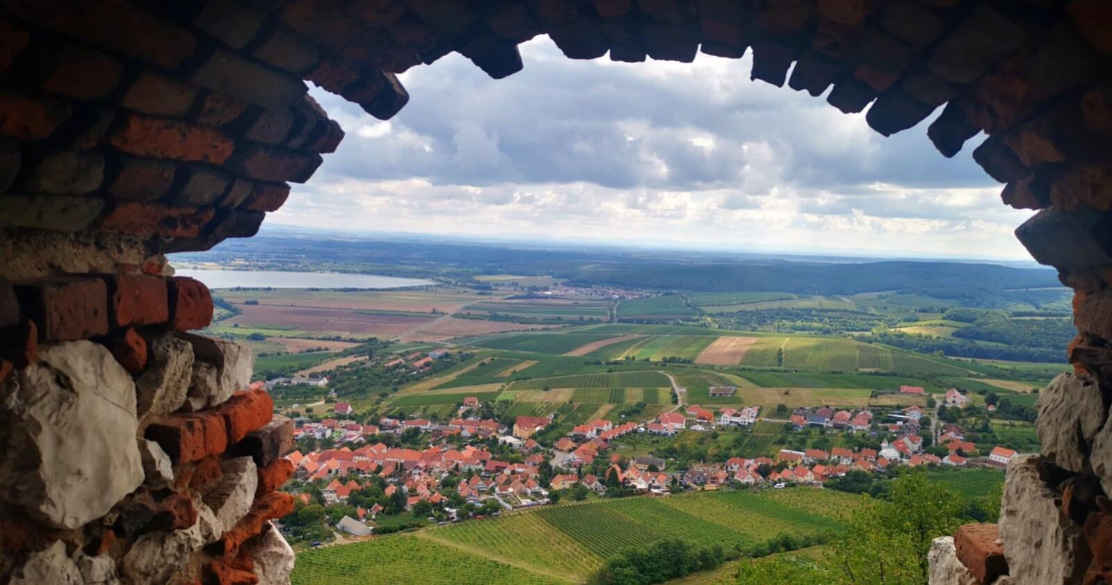 Výhled do krajiny kamenným obloukem MADIO