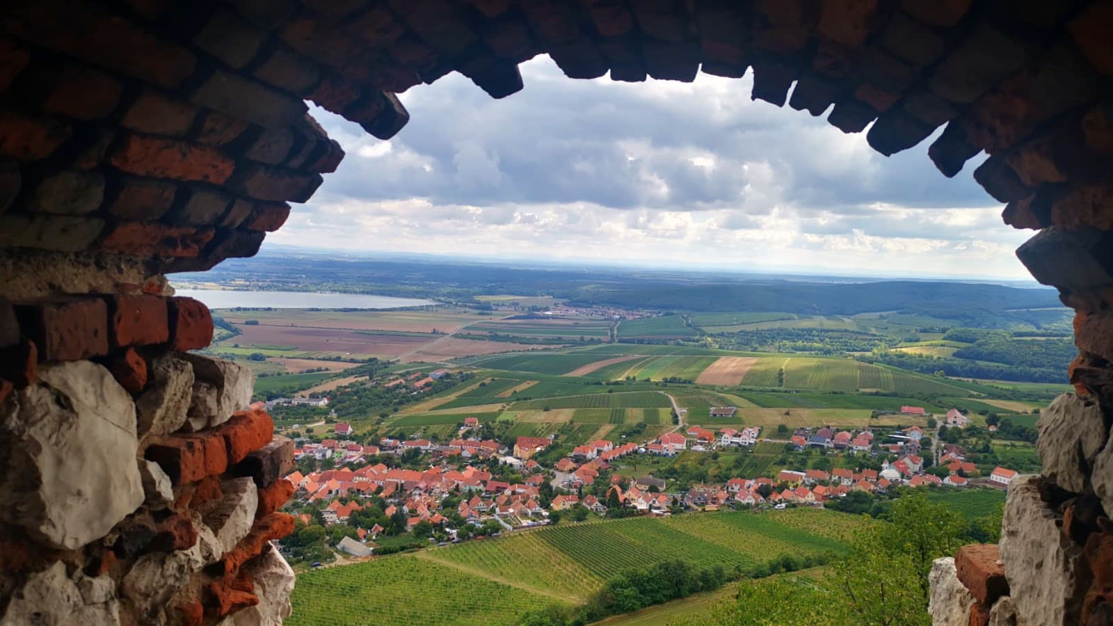 Výhled do krajiny kamenným obloukem MADIO