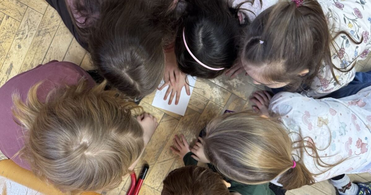 5 žáků pracujících na zemi v kroužku MADIO