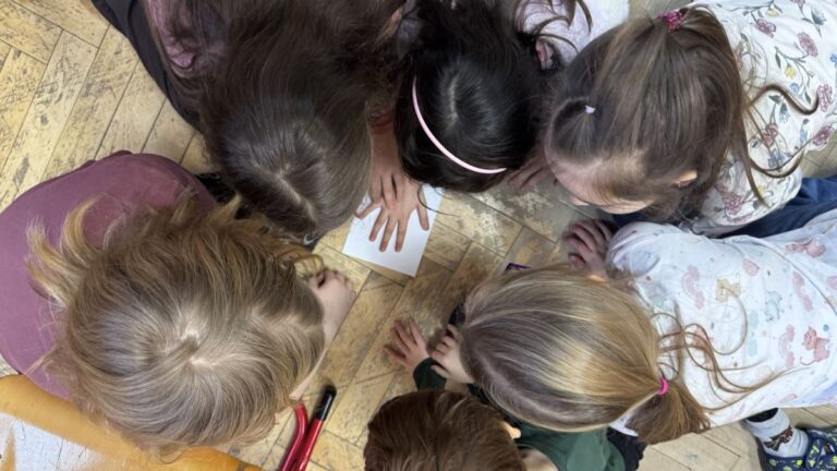 5 žáků pracujících na zemi v kroužku MADIO