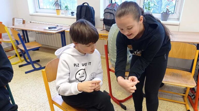 Dva žáci při pantomimické aktivitě MADIO