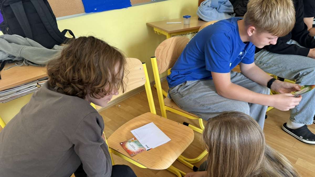 Žáci sedí v kruhu při aktivitě MADIO