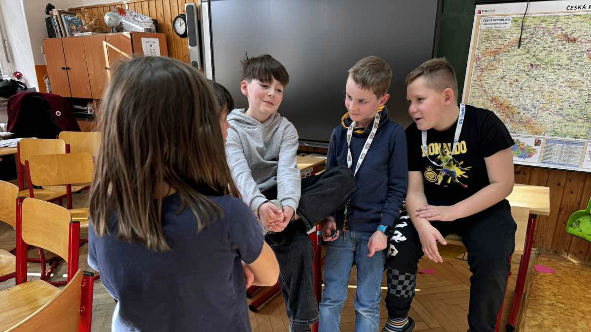 Spolužáci o přestávce si povídají MADIO