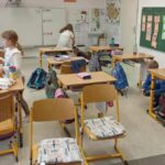 Učitelka sleduje žáky ve třídě MADIO