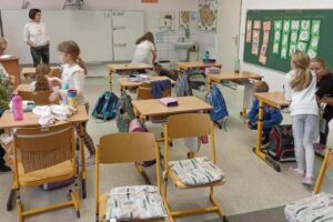 Učitelka sleduje žáky ve třídě MADIO