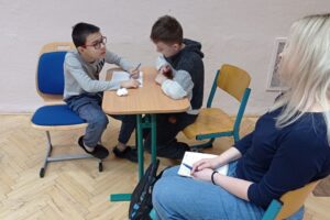 Učitelka sleduje dva žáky při rozhovoru MADIO