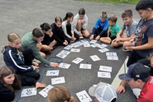 Skupina dětí při plánování strategie MADIO